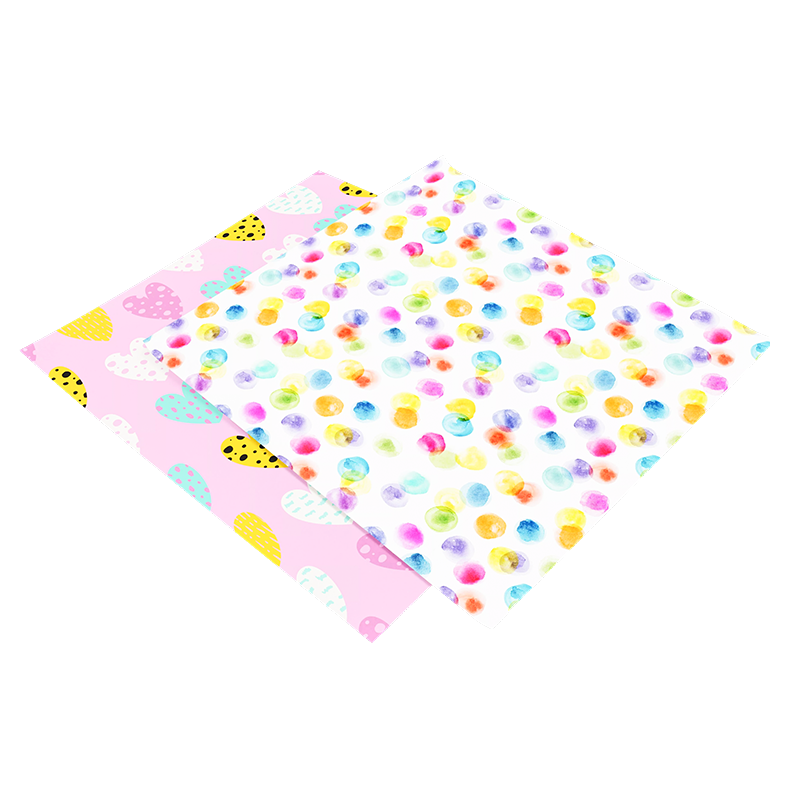 Individuell bedrucktes Geschenkpapier mit farbigem Punkte-Muster und Logo