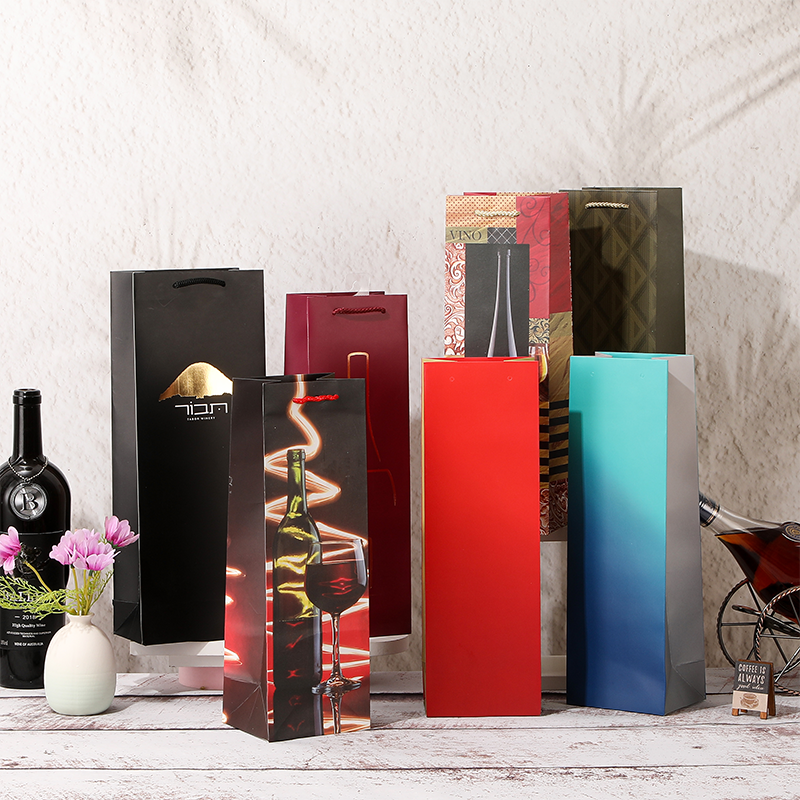 Geschenktüten aus Papier für einzelne Weinflaschen mit Seilgriffen