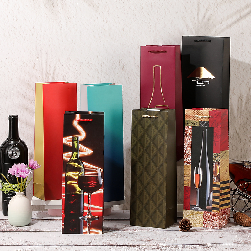 Geschenktüten aus Papier für einzelne Weinflaschen mit Seilgriffen