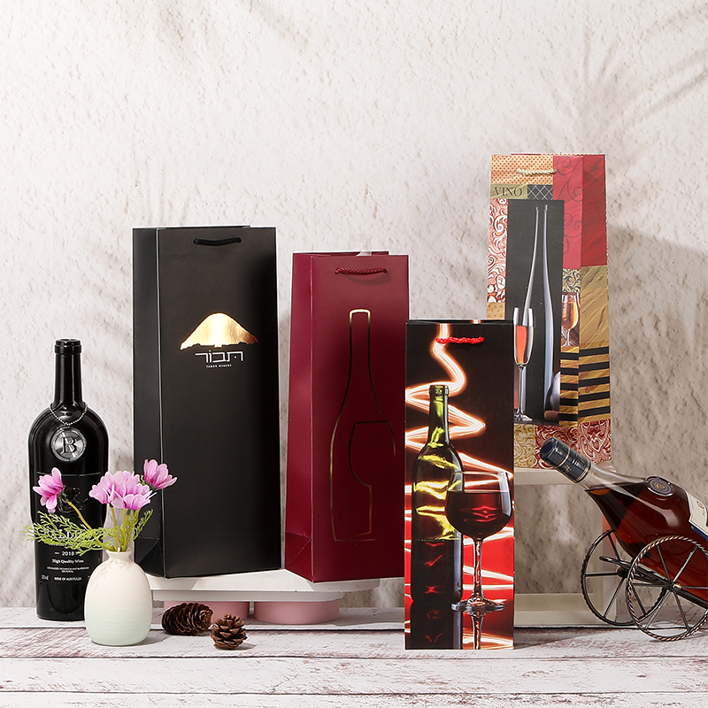 Geschenktüten aus Papier für einzelne Weinflaschen mit Seilgriffen