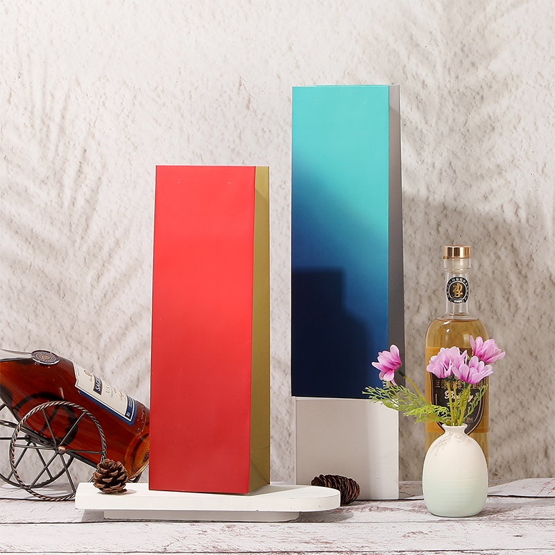 Geschenktüten aus Papier für einzelne Weinflaschen mit Seilgriffen
