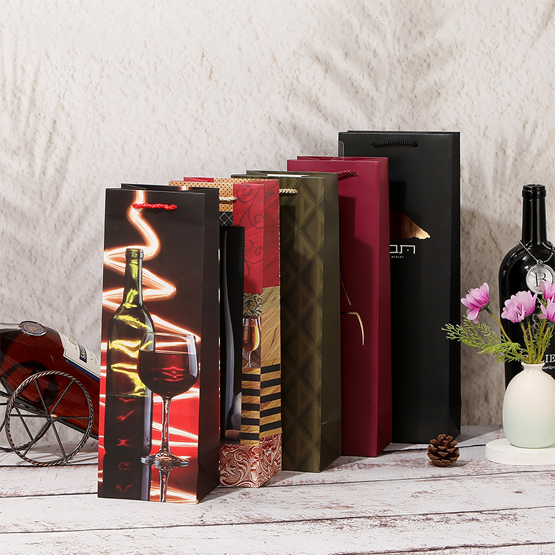 Geschenktüten aus Papier für einzelne Weinflaschen mit Seilgriffen