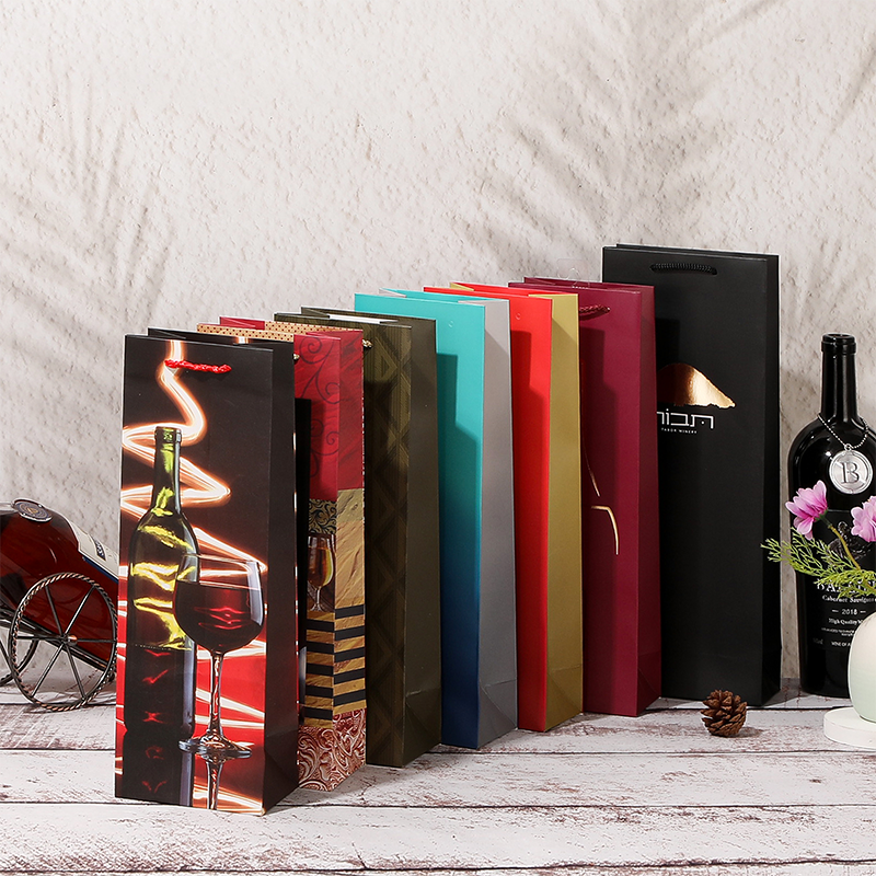 Geschenktüten aus Papier für einzelne Weinflaschen mit Seilgriffen