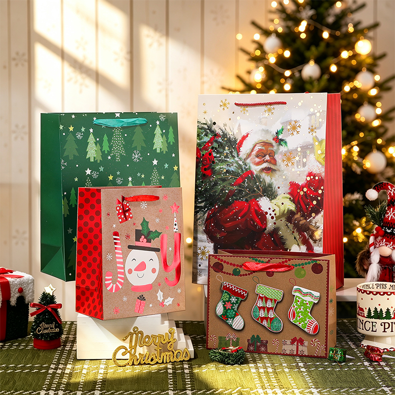 Weihnachtsbedruckte Geschenktüte aus Kraftpapier, saisonal dekorativ