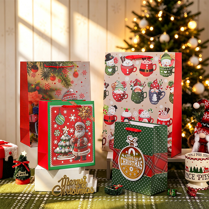 Weihnachtsbedruckte Geschenktüte aus Kraftpapier, saisonal dekorativ