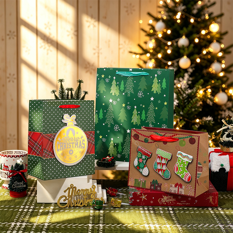 Weihnachtsbedruckte Geschenktüte aus Kraftpapier, saisonal dekorativ