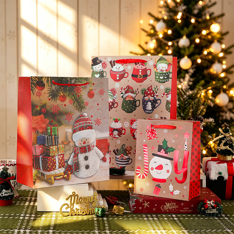 Weihnachtsbedruckte Geschenktüte aus Kraftpapier, saisonal dekorativ