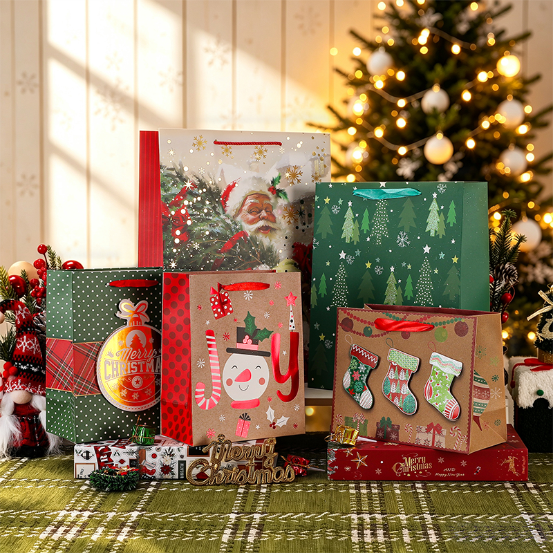 Weihnachtsbedruckte Geschenktüte aus Kraftpapier, saisonal dekorativ