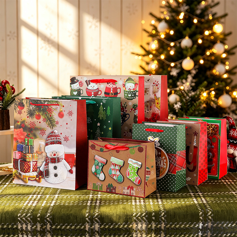 Weihnachtsbedruckte Geschenktüte aus Kraftpapier, saisonal dekorativ