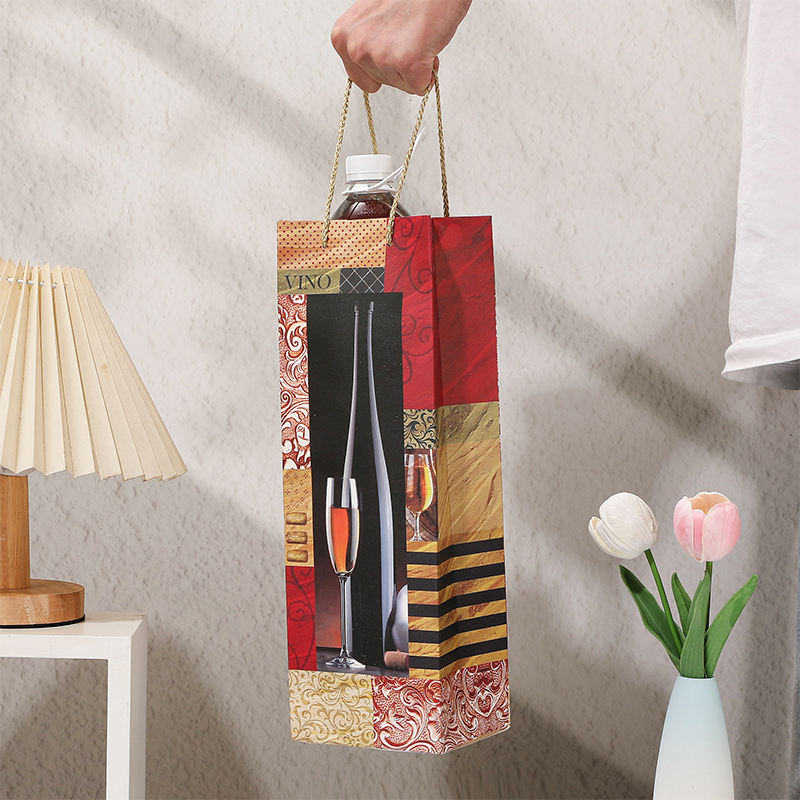Geschenktüten aus Papier für einzelne Weinflaschen mit Seilgriffen