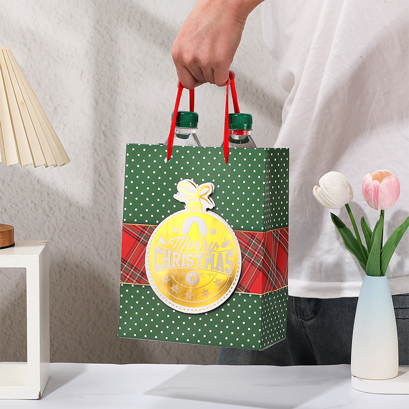 Weihnachtsbedruckte Geschenktüte aus Kraftpapier, saisonal dekorativ